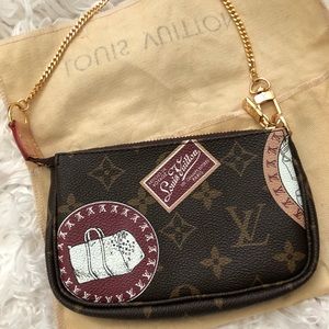Louis Vuitton Wristlet 👜